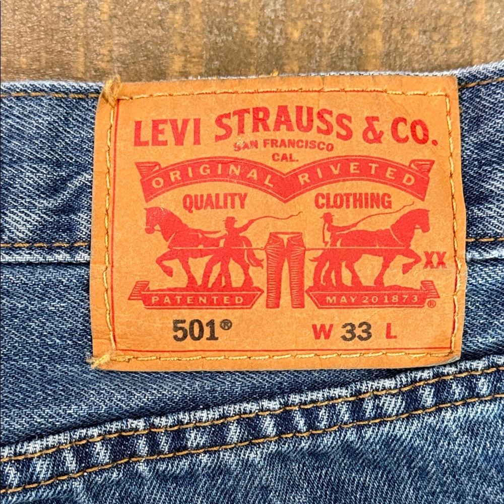 Levi's Men's 501 Original 100% Cotton Hemmed Jean Shorts W33 Medium Wash - Picture 3 of 11